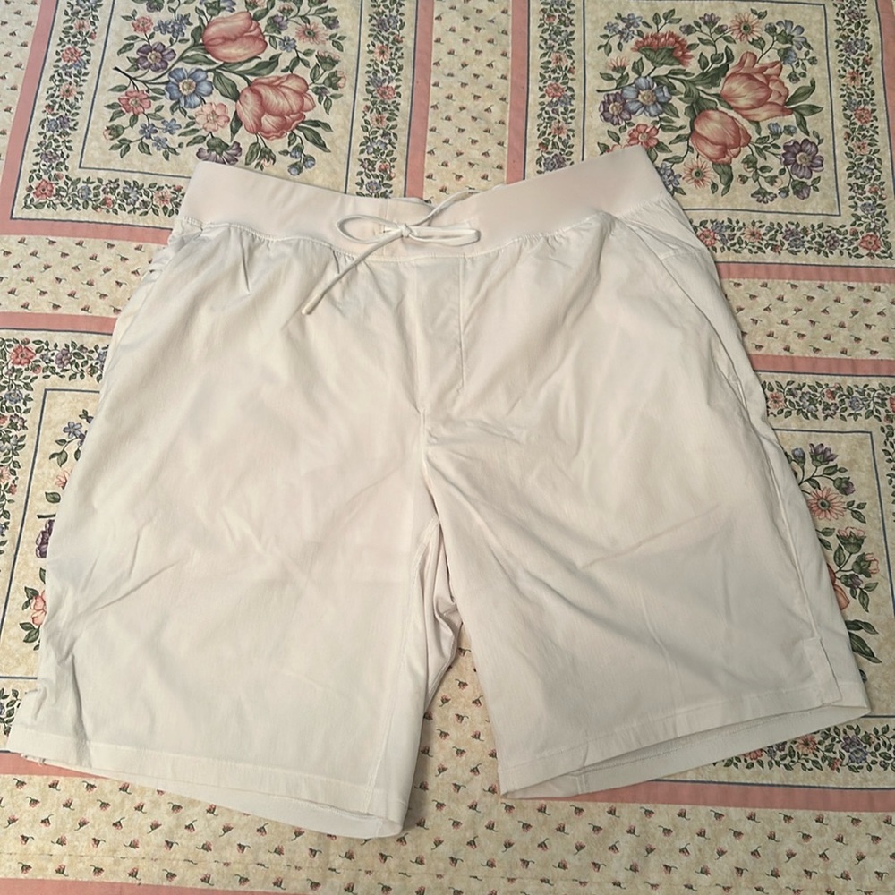 Lululemon the short men's size large with liner cream 9" inseam. EUC
